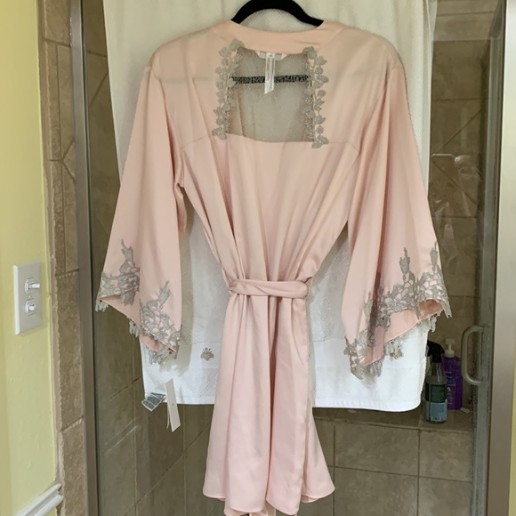 Flora Nikrooz Alesia Satin Kimono Robe in Blush - Picture 8 of 10